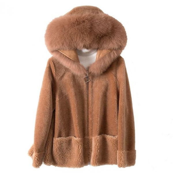 Hoodie vintage dengan aksen kerah berbulu